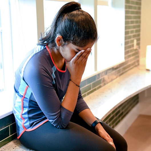 young woman confused and experiencing brain fog post covid