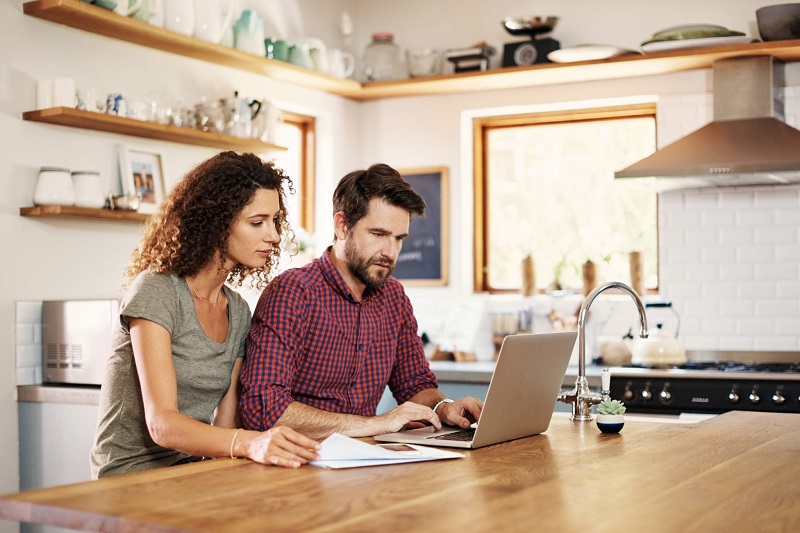 Family makes an emergency preparedness plan on their laptop.