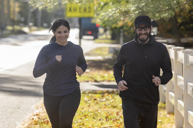 People jogging to be healthy.