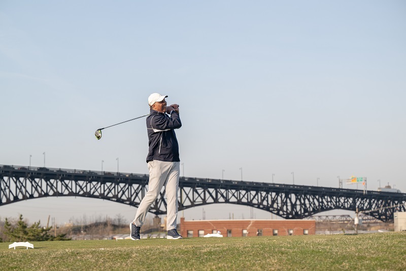 Jac Graves enjoying golf after total hip replacement surgery.