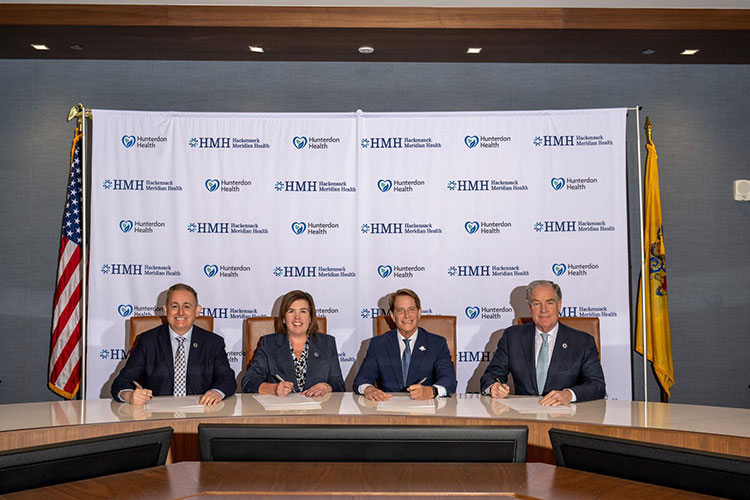 HMH and Hunterdon Health leaders signing merger agreement
