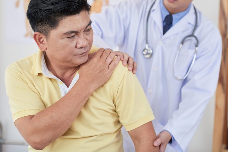 Shoulder Pain Without Injury: 6 Common Causes