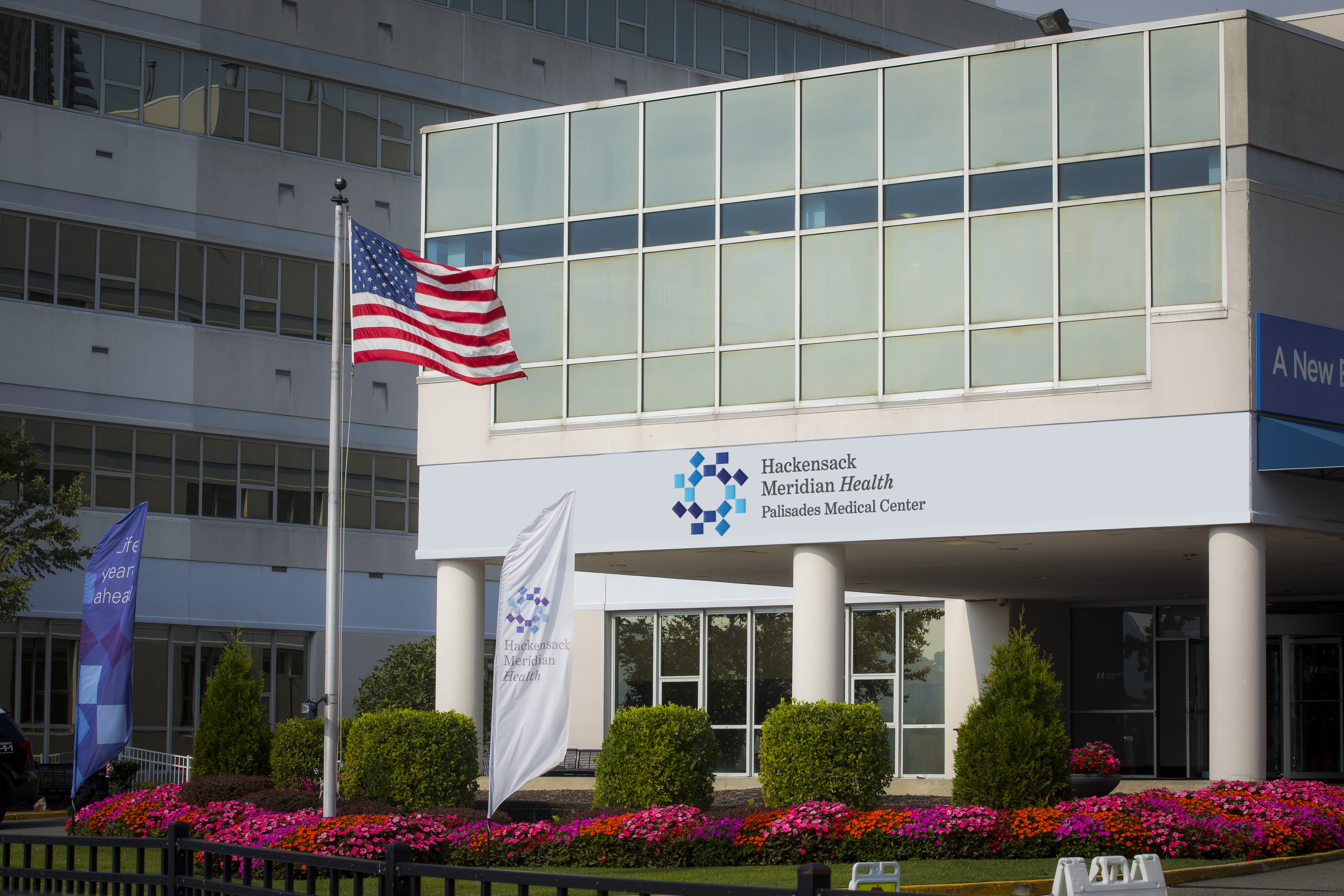 Exterior photo of Palisades Medical Center 