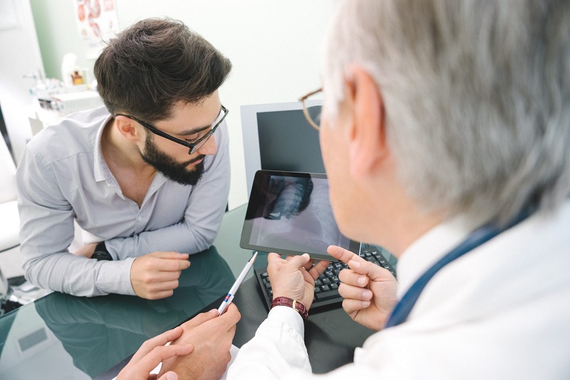 Doctor and patient looking at Lung Cancer Screening